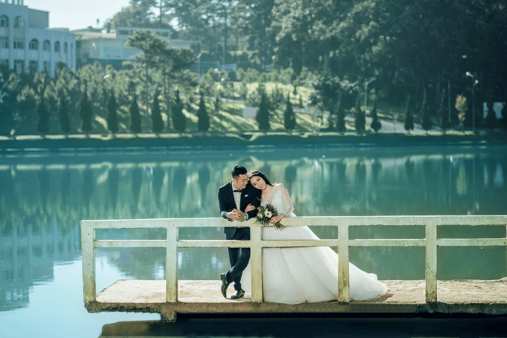 Cầu gỗ vươn ra giữa hồ là điểm check-in nổi tiếng với view hồ mênh mông (Nguồn: Mía Studio)